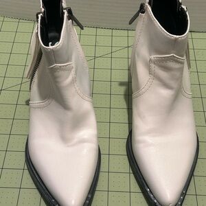 Circus Sam Edelman Womens White Whistler Ankle Boots Pointed Toe Stud Accents 6